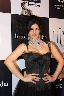 Hot And Beautiful Zarine Khan Glitters At IIJW 2011