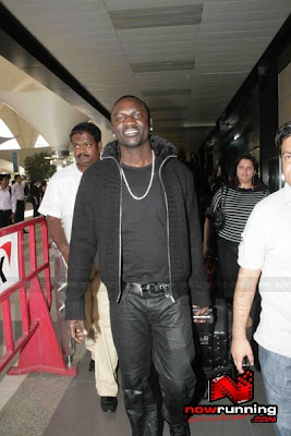 Singer Akon arrives in Mumbai