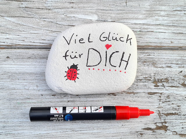 Glückssteine bemalen: Einfache DIY-Anleitung. Einen Stein als Glücksbringer zu bemalen ist kinderleicht! Ich zeige Euch in meiner kurzen Schritt-für-Schritt-Anleitung, wie es geht und wie Ihr mithilfe von Stiften das Glück auf die Steine bekommt.