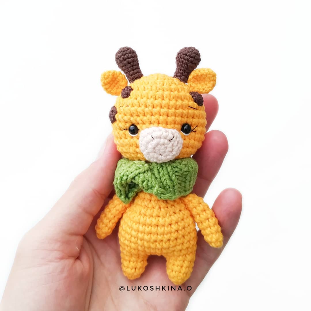 Knitted toy giraffe