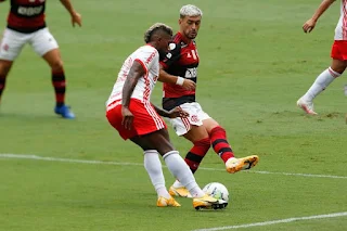 Flamengo vence e assume a liderança do brasileirão