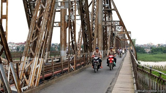 Cầu Long Biên được xây dựng vào năm 1898 bằng thép