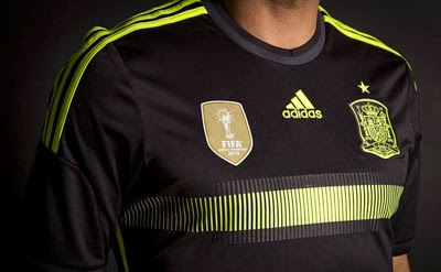 camiseta negra selección española de fútbol Mundial 2014 detalles escudo campeones