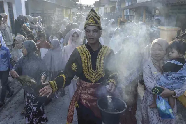 Ngasap Negeri dan asap harapan dari pedang warisan adat. © Wahdi Septiawan/Antara