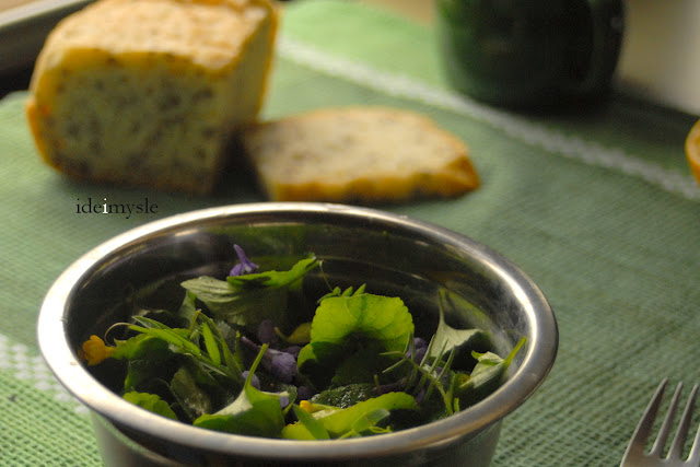 sałatka z kwiatami, fiołek wonny, fiołki przepis, jadalne kwiaty, jadalne rośliny ogrodowe, dzikie rośliny jadalne, wiosenna sałatka, viola odorata, sweet violet recipe