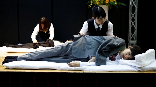 Kompetisi memakai baju jenazah di Jepang