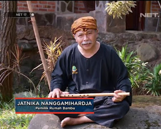 Di Bogor Jawa Barat, ada seorang petani bambu mampu membuka peluang bisnis baru dengan membuat Rumah berbahan bambu. Selain itu, ia mampu merakit bambu menjadi berbagai kerajinan yang dapat dijadikan komoditas bagi ekspor unggulan negara Indonesia.