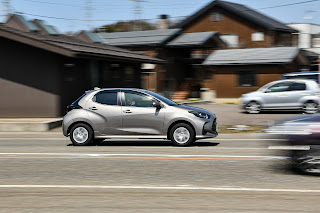 Une Toyota Yaris sur la route