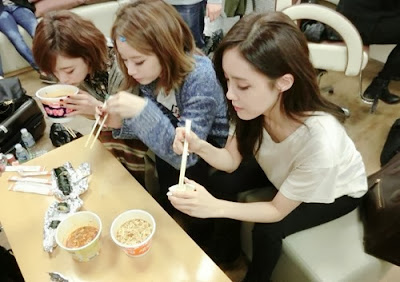 sedang makan ramen dan kimbab, artis korea, t ara cantik