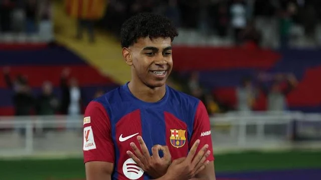 Le Paris Saint-Germain a essuyé un refus catégorique du FC Barcelone suite à son offre de 200 millions d'euros pour Lamine Yamal, la pépite de La Masia.  Selon la presse ibérique, le PSG, en quête d'un successeur à Kylian Mbappé, a formulé une proposition mirobolante de 200 millions d'euros pour s'attacher les services du jeune ailier espagnol. Jorge Mendes, l'agent de Yamal, se serait même rendu à Barcelone pour discuter de l'offre avec Joan Laporta, le président du club catalan.  Le Barça inflexible  Malgré la situation financière délicate du Barça, les dirigeants barcelonais ont signifié un refus clair et net au PSG. La volonté du club est claire : ne pas se séparer de Yamal, considéré comme un élément intransférable et un pilier central du projet futur.  Une clause libératoire dissuasive  Le joueur de 16 ans a récemment prolongé son contrat avec une clause libératoire astronomique d'un milliard d'euros, un montant que le PSG n'est pas prêt à débourser. Cette stratégie vise à protéger les jeunes talents du club et à éviter de revivre des situations similaires à celle de Neymar.  Yamal, un "franchise player" pour le Barça  Le FC Barcelone voit en Yamal son "franchise player", un joueur autour duquel construire l'équipe pour les années à venir. Le club est convaincu de son immense potentiel et n'entend pas le laisser partir, quelles que soient les offres reçues.  Le PSG contraint de se tourner vers d'autres options  Le refus du Barça est un coup dur pour le PSG, qui devra désormais explorer d'autres pistes pour renforcer son attaque. Le mercato estival s'annonce mouvementé et les Parisiens devront redoubler d'efforts pour trouver le successeur tant attendu de Kylian Mbappé.
