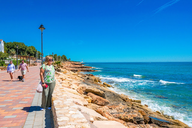 Paseo marítimo y faro de Irta al fondo en Alcocéber