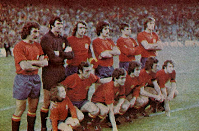 SELECCIÓN DE ESPAÑA. Temporada 1975-76. Capón, Iríbar, Sol, Benito, Camacho, Migueli; Quini, Villar, Santillana, Del Bosque y Churruca. SELECCIÓN DE ESPAÑA 1 SELECCIÓN DE ALEMANIA FEDERAL 1. 24/04/1976. V Copa de Europa de Selecciones Nacionales Yugoslavia 1976, cuartos de final, partido de ida. Madrid, España, estadio Vicente Calderón. GOLES: 1-0: 20’, Santillana. 1-1: 60’, Beer.