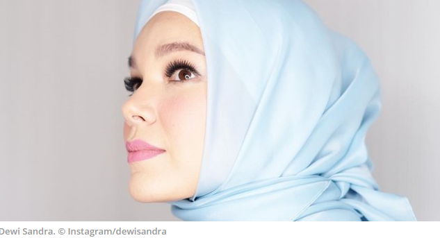 Cara memakai jilbab segi  empat  modis dan modern dengan 