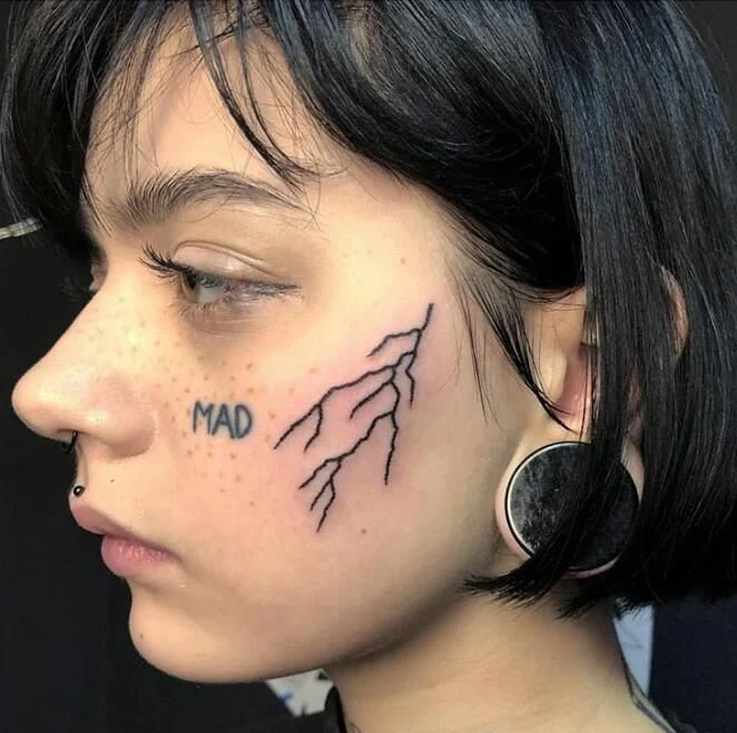 Tatuajes faciales pequeños pero atrevidos para chicas