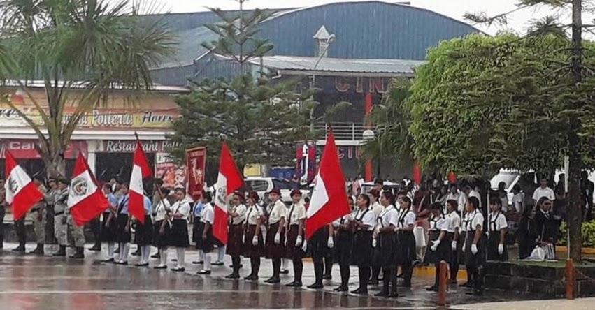 Denuncian que colegios de Moyobamba mantuvieron a alumnas bajo intensa lluvia en ceremonia de aniversario del Poder Judicial