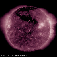 Dziura koronalna na północnych szerokościach heliograficznych - źródło strumienia wiatru słonecznego podwyższonej prędkości, który od 10 września uwalniany był systematycznie ku Ziemi. długość fali 211 angstremów. Credits: SDO