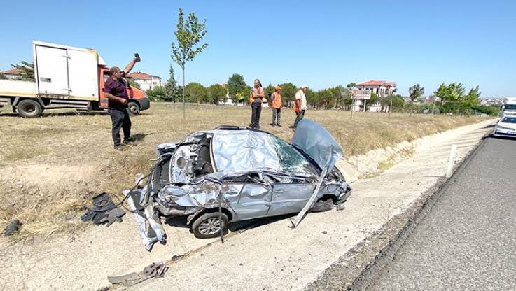 Tekirdağ Ergene'de tırın çarptığı otomobil kullanılamaz hale geldi