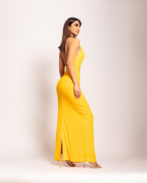vaani kapoor backless yellow dress sexy back