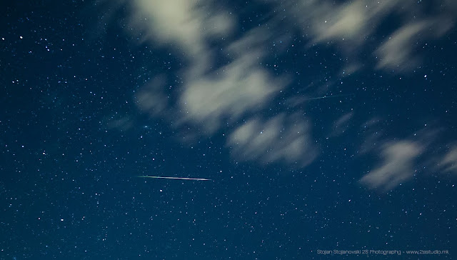 Người quan sát bầu trời Stojan Stojanovski ở Ohrid, Macedonia bắt được khoảnh khắc vệt sao băng của trận Perseid vượt qua thiên hà Andromeda đang khép mình ở những đám mây.
