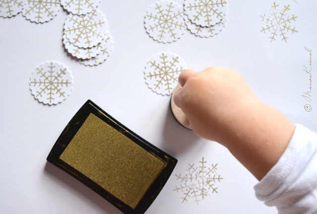 Selbstgebastelte Schneeflocken aus Papier mit Stempel in Gold