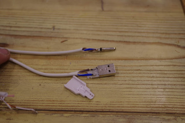 Провод USB используется только для зарядки ноутбука.