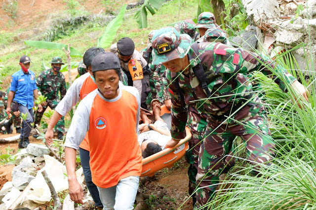 Simulasi: TNI Selamatkan Korban Tanah Longsor