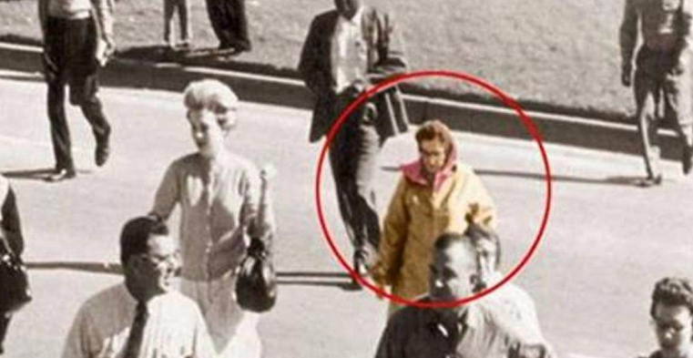 Ombre sulla Dealey Plaza: Il Mistero della Babushka Lady