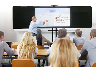 màn hình quảng cáo kỹ thuật số trong giáo dục