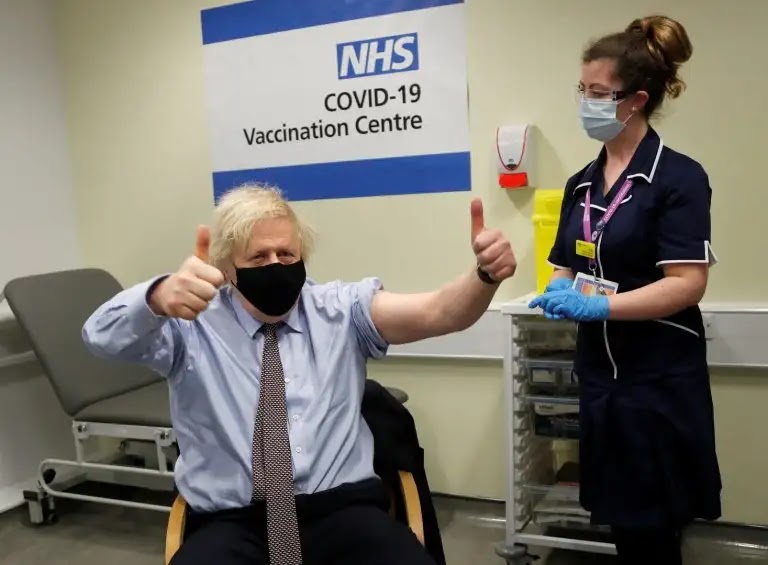 Britain: Boris Johnson receives the AstraZeneca vaccine against Corona