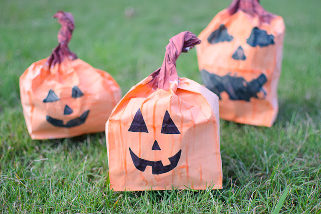 Paper Bag Pumpkins- easy and fun Halloween decor that kids can make.  Leave them plain as a craft for fall, or add a jack-o-lantern face as a Halloween activity.  Fun for preschool, kindergarten, or elementary.