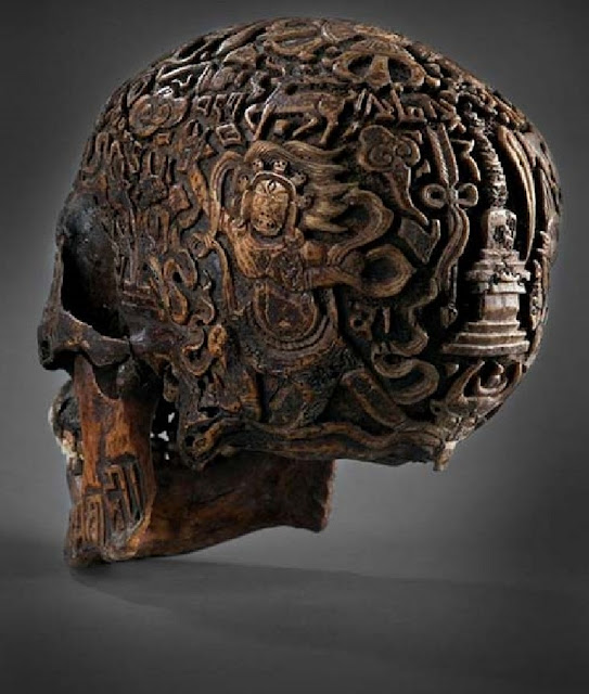 Фигура Ваджрапани на резном черепе