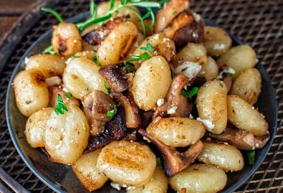 POTATO GNOCCHI WITH MUSHROOMS AND FETA #vegetarian #easy #mushrooms #potato #vegan