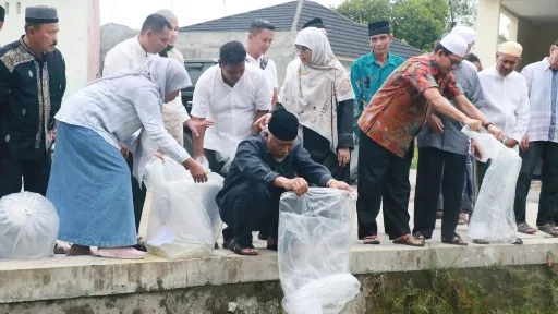 Gubernur Mahyeldi Lepas 30 Ribu Bibit Ikan di Tiga Lokasi di Padang