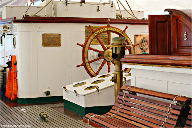 A Bordo del Buque Escuela de la Armada Española Juan Sebastián de Elcano en el Puerto de Boston