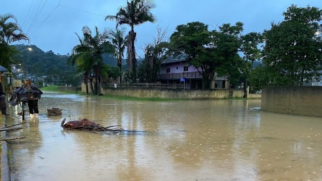 Chuvas provocam inundações e deixam mais de 800 pessoas desabrigadas em Santa Catarina