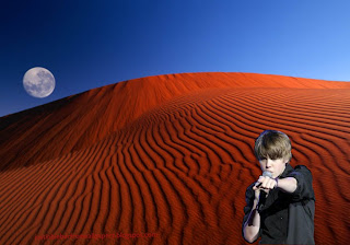 Wallpaper of Justin Bieber photo wallpaper Justin Bieber in Concert in classic Red Moon Desert background for the fans