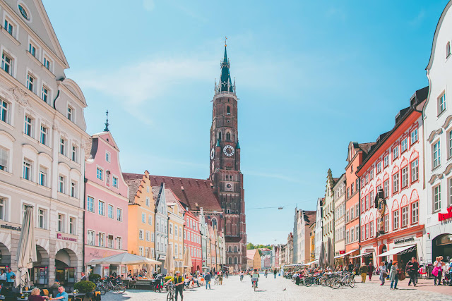 Oktoberfest, Biergartens, Weizenbier là những lễ hội bia xuất xứ từ Munich mà cả thế giới biết đến. Hàng triệu người ăn mừng lễ hội Oktoberfest mỗi năm, nơi bạn có thể thưởng thức các loại bia nổi tiếng nhất của Munich từ sáu nhà máy bia địa phương: Augustiner, Hacker Pschorr, Hofbräu, Löwenbräu, Paulaner và Spaten. 