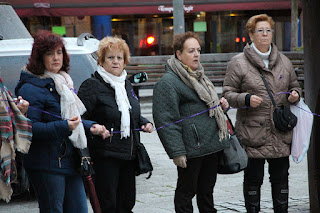 Velas y un lazo lila recuerdan a las mujeres víctimas de la violencia machista