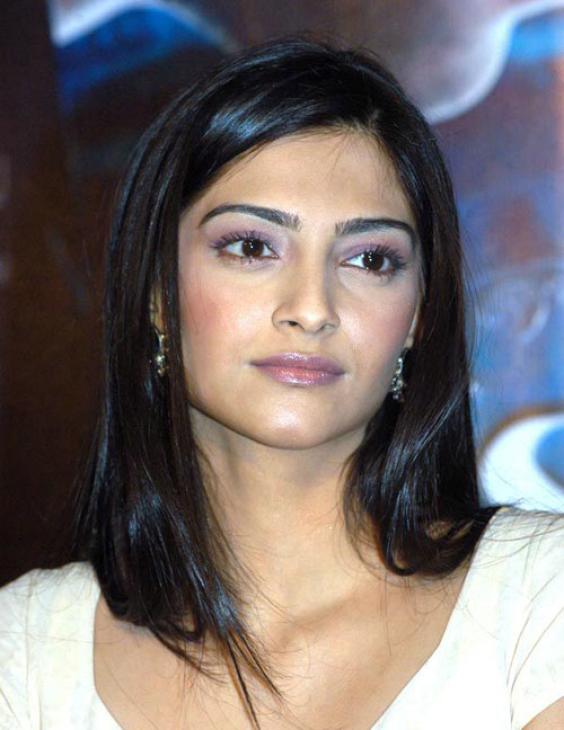 hd wallpapers of sonam kapoor. sonam kapoor hot wallpapers hd. Hot sonam kapoor; Hot sonam kapoor