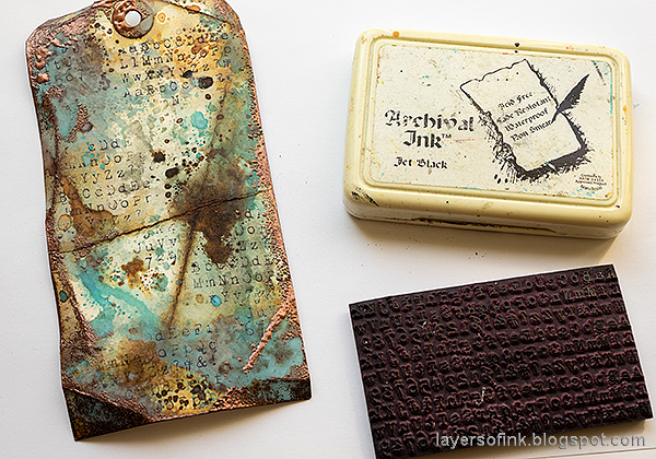 Layers of ink - Grungy Tag Tutorial by Anna-Karin Evaldsson. Stamp with alphabet stamp from School Desk.