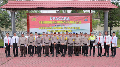 Kapolres Kutim Beri Penghargaan Kepada 22 Personel Terbaik di Jajaran Polres Kutim