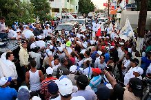 HIPÓLITO MEJÍA ENCABEZA MARCHA- CARAVANA EN BANI; JURAMENTA MIEMBROS DEL PLD