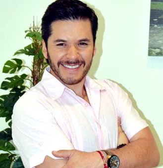 Foto de Raúl Sandoval con bigote y barba