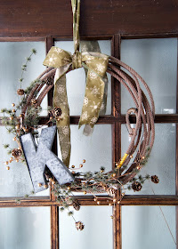 How to Make A Simple Winter Rope Wreath on farmhouse door