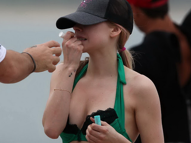 Avril Lavigne sexy breast in bikini cleavage in Hawaii