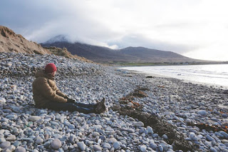 Un homme assis au bord du lac