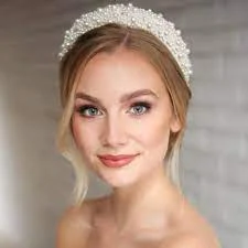 A tiara ganhou força por sempre estar presente em desfiles de marcas de luxo como Dolce & Gabanna e também pela influencia da série Gossip Girl, em que a personagem principal, Blair Waldorf, as usava com diversos looks.