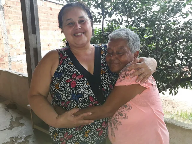 Salustiana e Onildete abraçadas no reencontro neste domingo (20)/Foto: Arquivo pessoal da Família