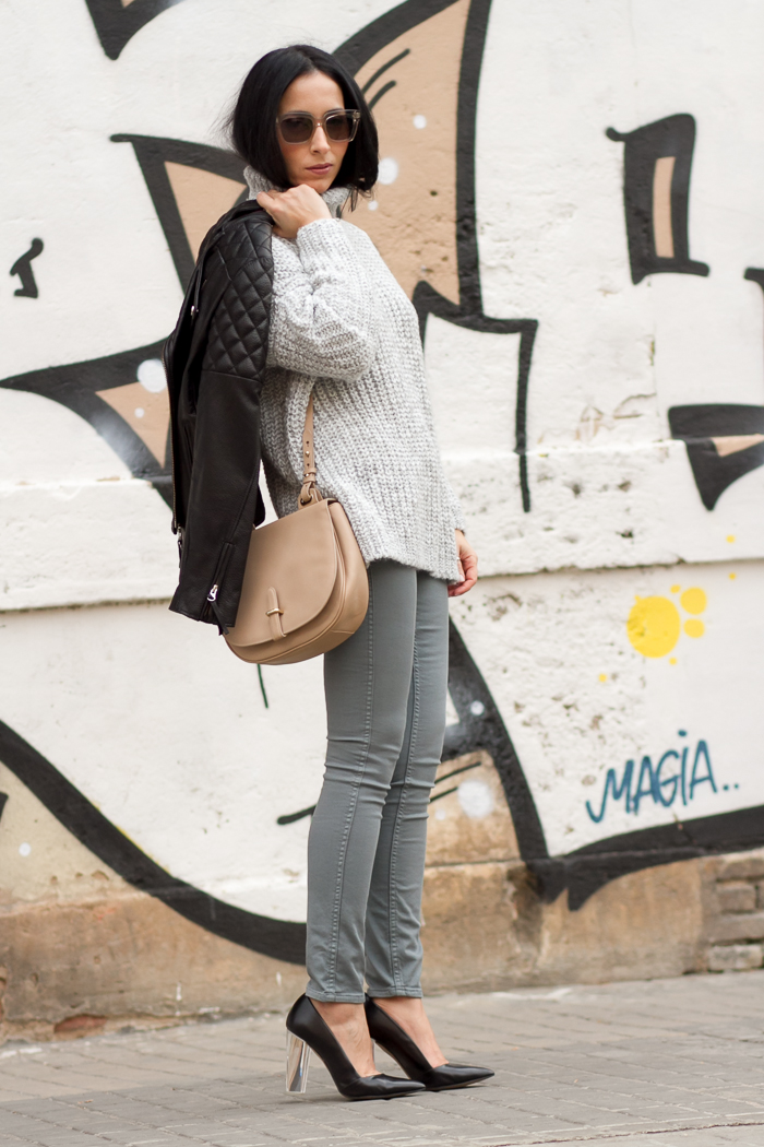 Outfit de blogger de moda withorwithoutshoes con tonos grises y jeans reversibles B Side de Meltin' Pot zapatos tacon de metacrilato