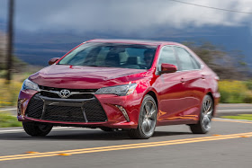 Front 3/4 view of 2017 Toyota Camry XSE